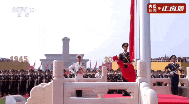五星红旗在天安门广场冉冉升起！